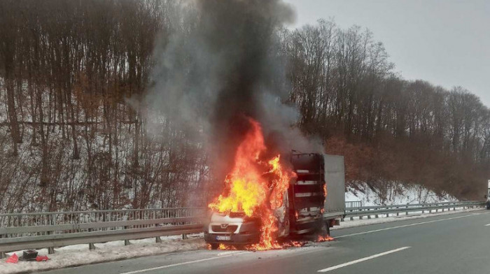 Zapalio se kamion na auto-putu "Miloš Veliki", nema povređenih