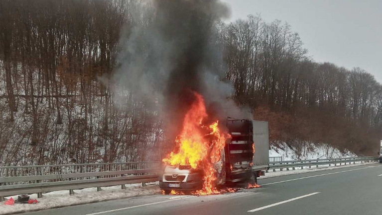 Zapalio se kamion na auto-putu "Miloš Veliki", nema povređenih