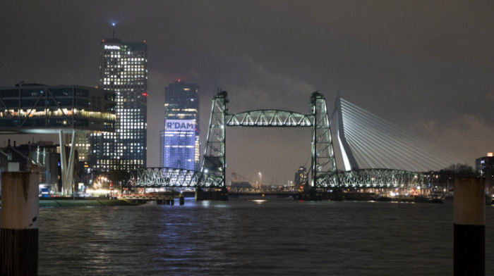 Roterdam bi mogao da rasklopi istorijski most zbog Bezosove jahte
