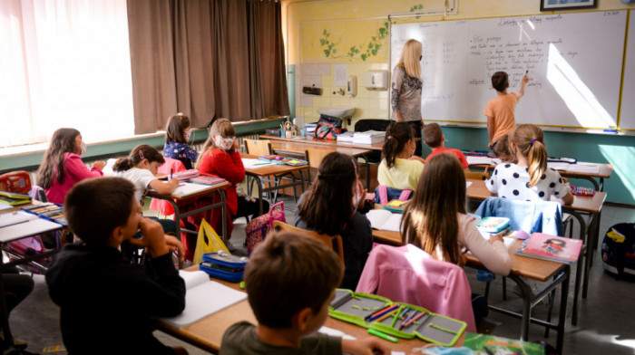 Nastava u školama kao i prošle nedelje, od naredne đaci na "vanrednom raspustu"