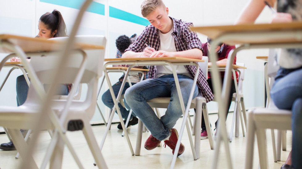 Bolesti zavisnosti sve veći problem kod srednjoškolaca - stručnjaci traže jedinstvene smernice za škole