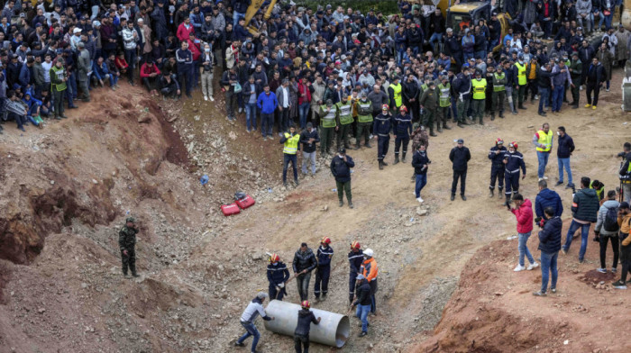 Spasioci stigli nadomak dečaka (5) koji je pao u bunar, u toku najkritičnija faza, jedna greška može da pokrene klizište