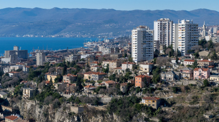 Policija potvrdila dojavu o navodno zatrovanoj mineralnoj vodi, u KBC Rijeka primljena devojka sa povredom jednjaka