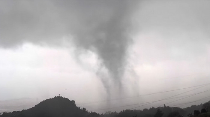 Veliko nevreme u Dalmaciji: Pijavica nosila sve pred sobom, bacala kontejnere i čupala tende, padao i grad (VIDEO)