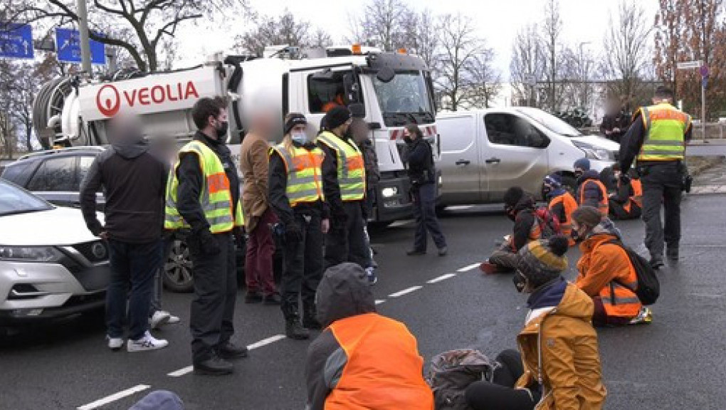 Protest u Nemačkoj, 15 klimatskih aktivista se zalepilo na asfalt i blokiralo saobraćaj