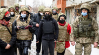 Pancir i šlem na glavi: Berbok u punoj ratnoj opremi posetila liniju fronta u Donbasu i pozvala na deeskalaciju