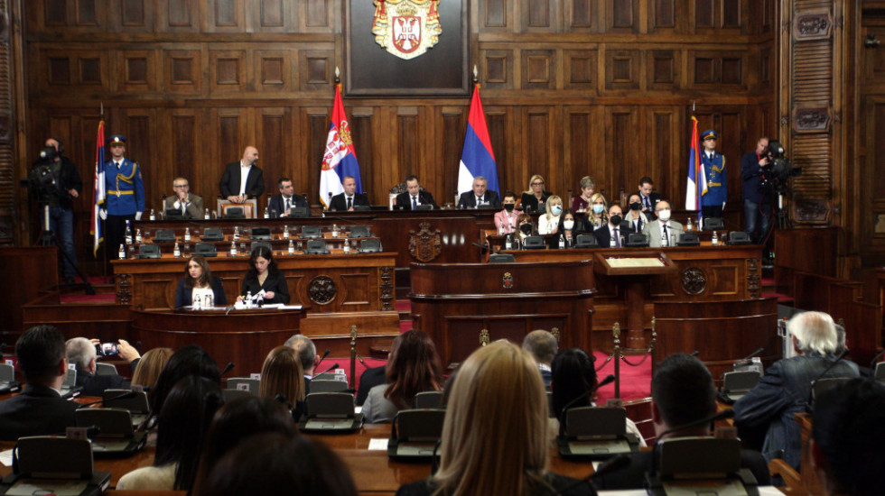 Skupština Srbije usvojila zakon, u junu još 100 evra pomoći za mlade