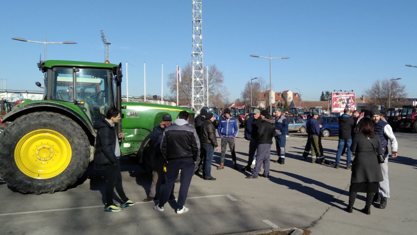 Poljoprivrednici u Zrenjaninu krenuli u protestnu vožnju