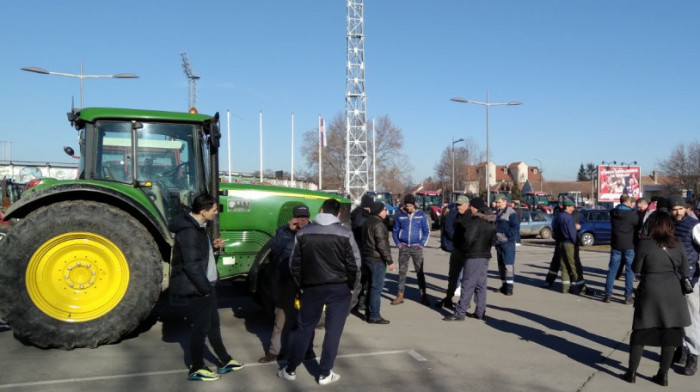 Poljoprivrednici u Zrenjaninu krenuli u protestnu vožnju