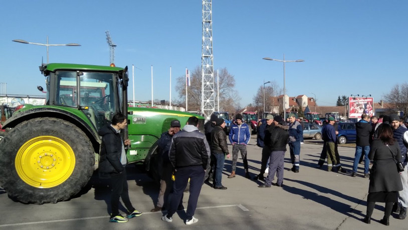 Poljoprivrednici u Zrenjaninu krenuli u protestnu vožnju