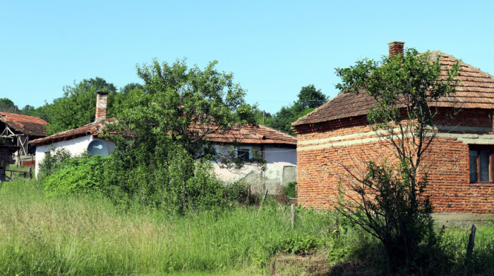 Dodeljena sredstva za kupovinu 200 seoskih kuća, u njih će se useliti još 330 ljudi sa 120 dece