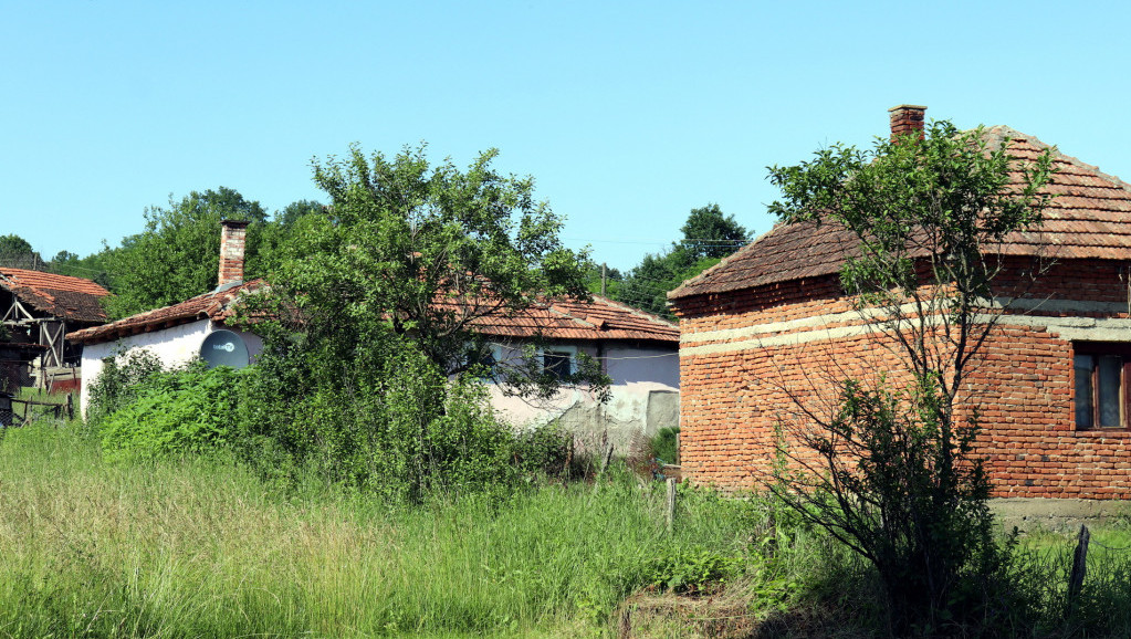 Dodeljena sredstva za kupovinu 200 seoskih kuća, u njih će se useliti još 330 ljudi sa 120 dece