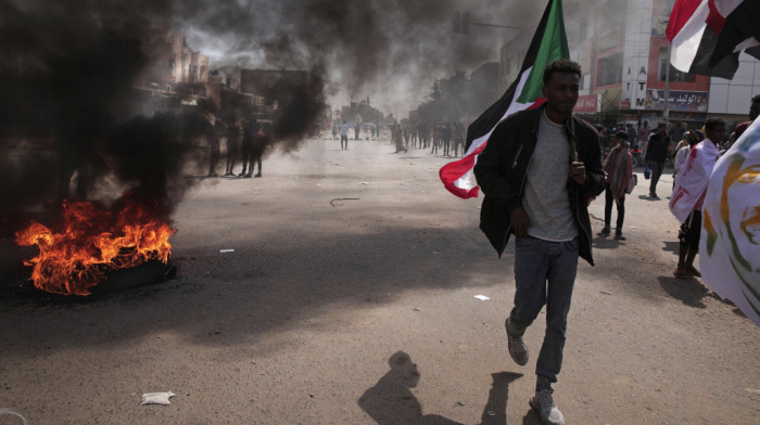 Nastavljeni protesti u Sudanu: Demonstranti u Kartumu pokušali da dođu do predsedničke palate, policija bacila suzavac