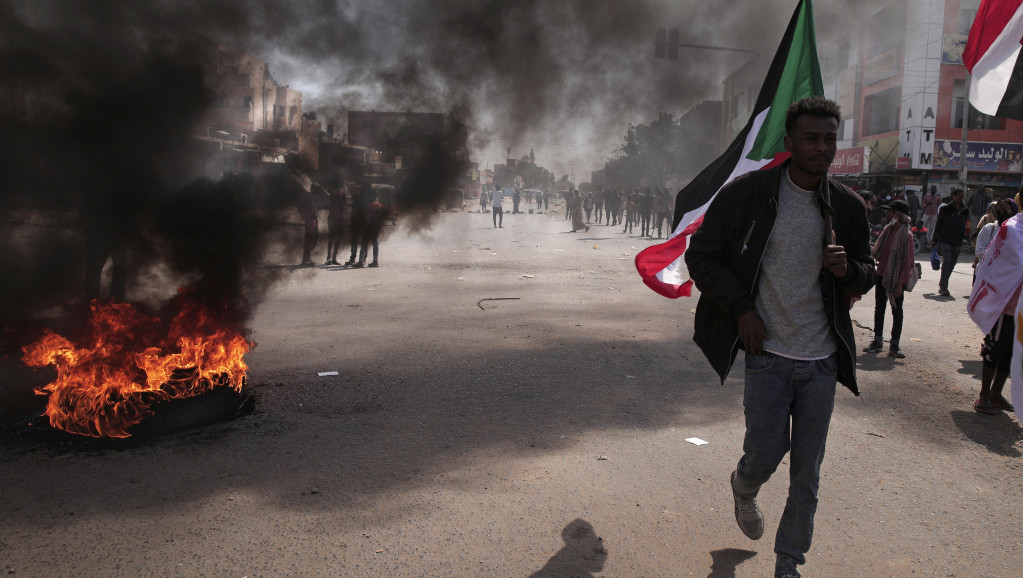 Nastavljeni protesti u Sudanu: Demonstranti u Kartumu pokušali da dođu do predsedničke palate, policija bacila suzavac