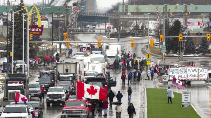 Vozači kamiona i dalje blokiraju most između Kanade i SAD