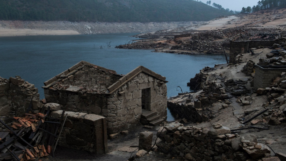 Špansko selo "duhova" se ponovo pojavilo zbog suše, turisti pohrlili da se slikaju kod sablasnih ruševina