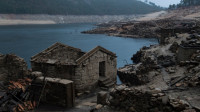 Špansko selo "duhova" se ponovo pojavilo zbog suše, turisti pohrlili da se slikaju kod sablasnih ruševina