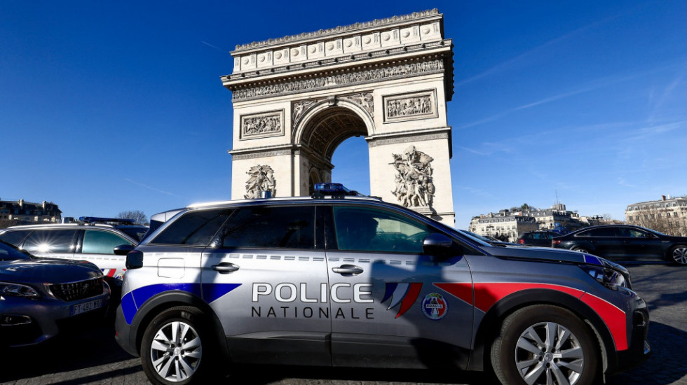 Muškarac puca sa balkona u Parizu, policija zatvorila okolne ulice