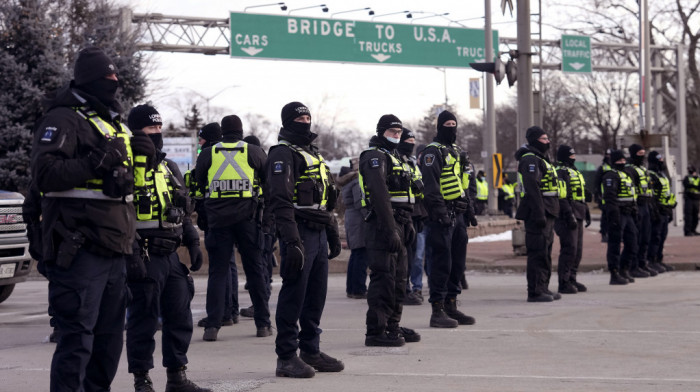 Tenzije na mostu Ambasador: Kanadska policija pokušava da rastera demonstrante na graničnom prelazu sa SAD