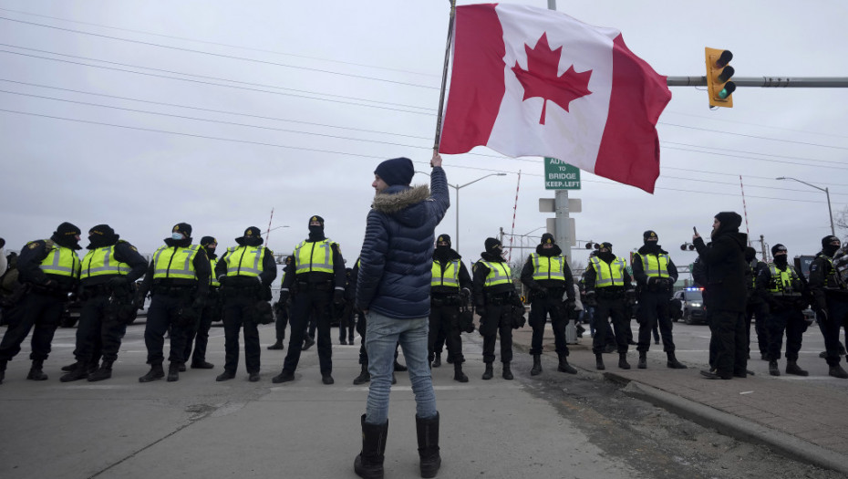 Demonstranti u Kanadi i dalje blokiraju najprometniji prelaz, na protestima uhapšen jedan muškarac