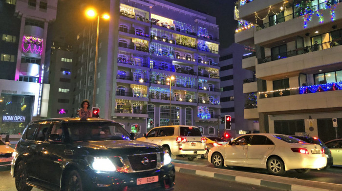 U vreme energetske krize u Dubaiju voze se "besni" automobili i ne gleda cena kad se toči gorivo