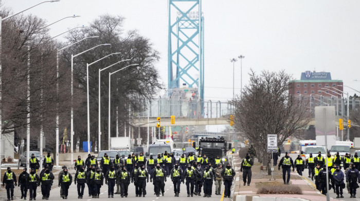 Demonstranti se sklonili sa mosta "Ambasador" koji povezuje Kanadu i SAD