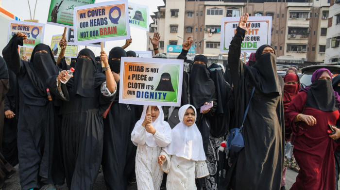 Ðaci na jugu Indije ponovo u klupama nakon protesta zbog hidžaba