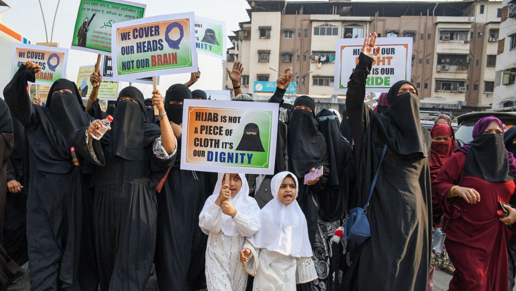 Ðaci na jugu Indije ponovo u klupama nakon protesta zbog hidžaba