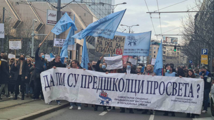 Protest prosvetnih radnika u Beogradu, blokirali su Nemanjinu ulicu