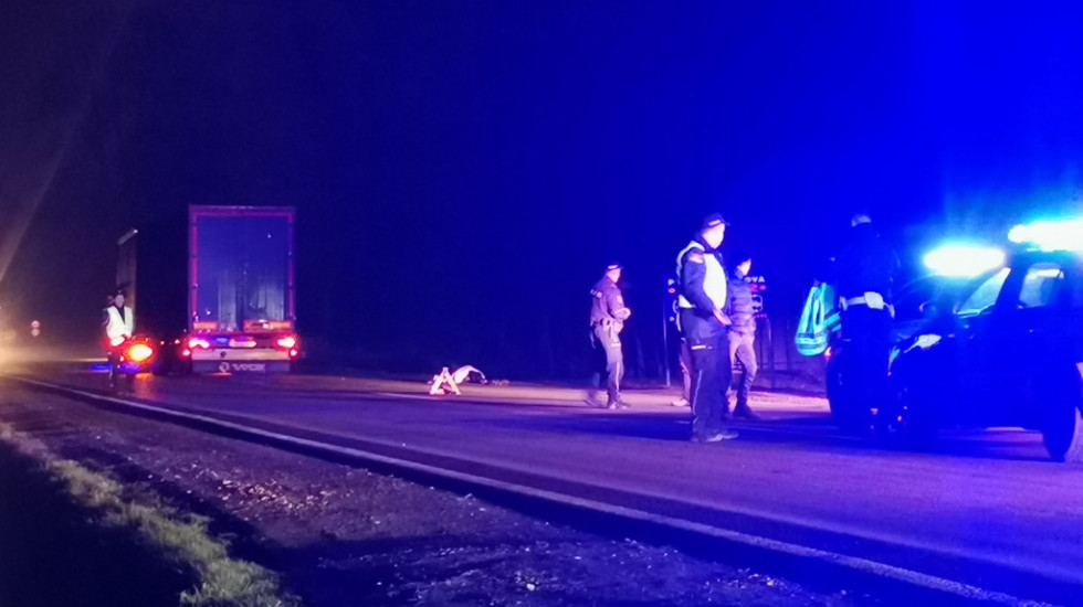 Teška nesreća na Ibarskoj magistrali: Kamion udario u biciklistu koji je na mestu poginuo
