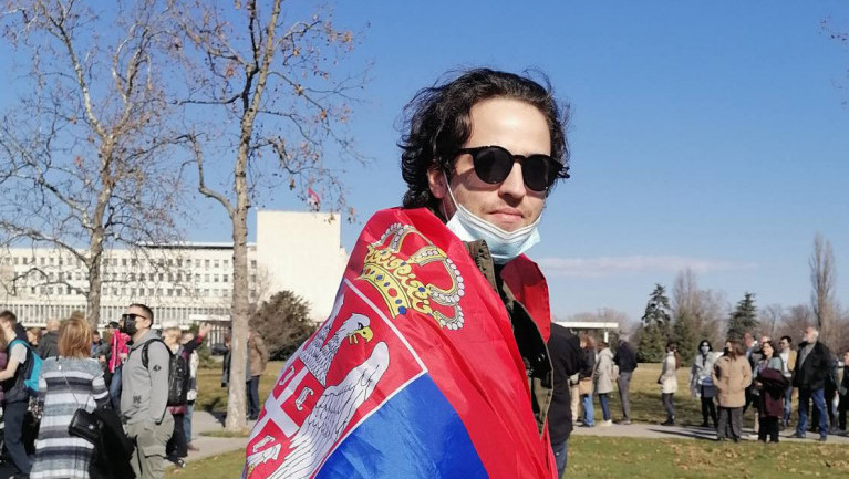 Incident na protestu: Priveden vozač koji je automobilom prošao kroz blokadu i nosio demonstranta na haubi