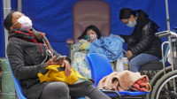 Zaraženi u Hong Kongu leže na otvorenom ispred prepunih bolnica, Si Đinping naredio strožu kontrolu