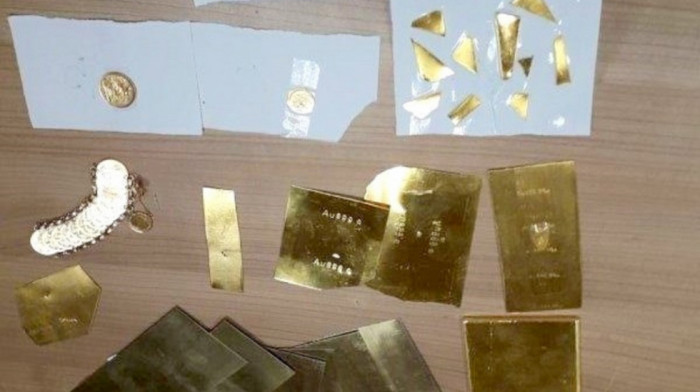 Na Preševu otkriveno više od 1,5 kilogram zlata koje su krijumčari pokušali da prenesu ispod patosnica u automobilu