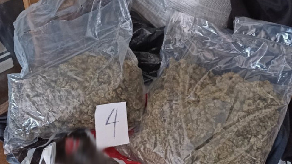 Pretresom stana u Beogradu policija pronašla 1,8 kilograma marihuane, priveden muškarac
