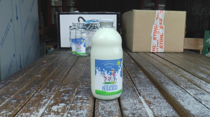 Vladin odgovor na manjak mleka: Da li će nova cena, ograničenje marže i zabrana izvoza sprečiti pražnjenje rafova