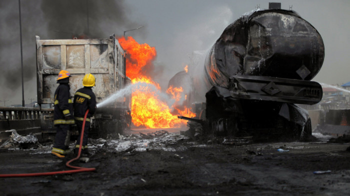 Sudar cisterne sa naftom i autobusa u Nigeriji, stradalo 17 osoba