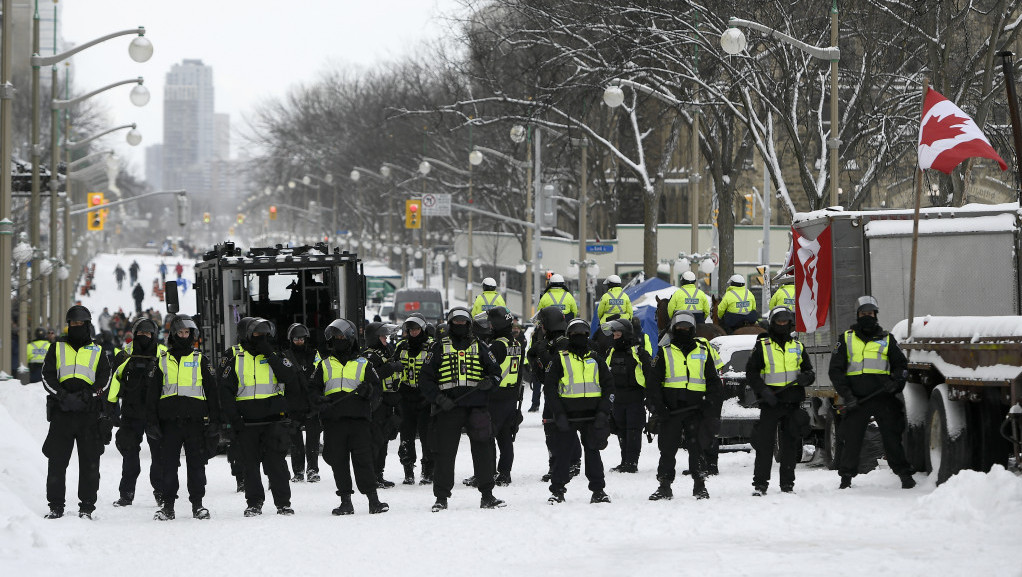 Biber sprej i šok bombe u Otavi: Policija pokušava da rastera kamiondžije iz kanadske prestonice