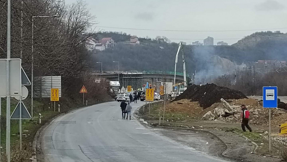 Nesreća kod Resnika: "Punto" se zakucao u kamion, vozač izašao iz automobila i izvršio samoubistvo