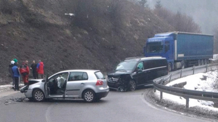 Direktan sudar golfa i kombija kod Nove Varoši, više povređenih prevezeno u bolnicu