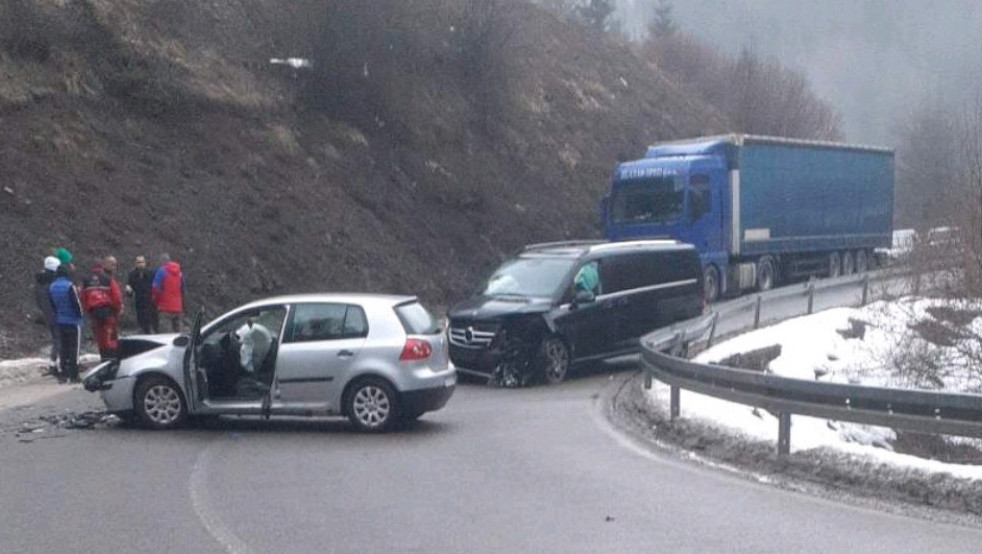 Direktan sudar golfa i kombija kod Nove Varoši, više povređenih prevezeno u bolnicu