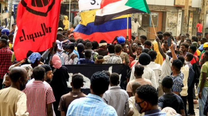 Suzavac i šok bombe na protestima u Sudanu, poginuo demonstrant