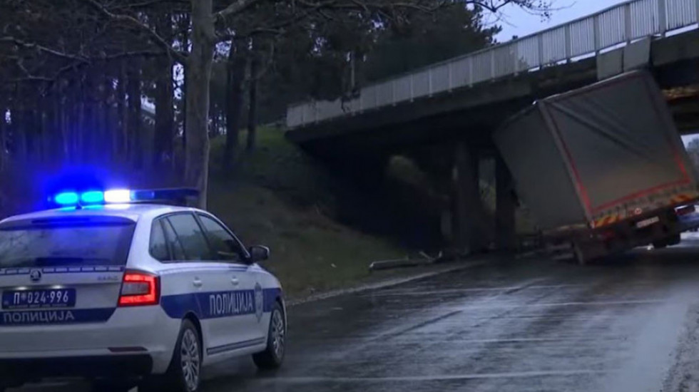 Incident u Surčinu: Kamion udario u nadvožnjak, nakrivio se i blokirao put ka aerodromu