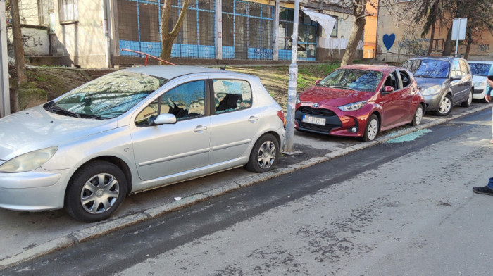 Bačena bomba u naselju Karaburma, oštećeno šest automobila