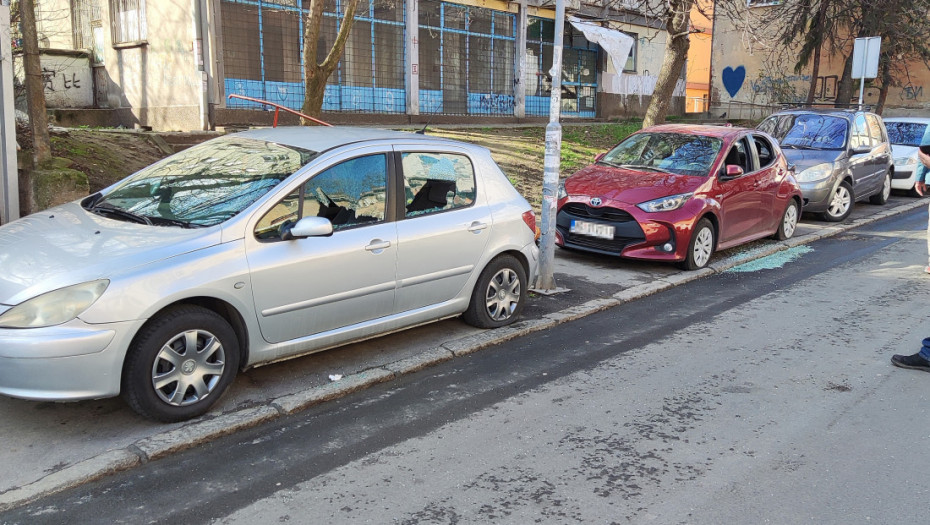 Bačena bomba u naselju Karaburma, oštećeno šest automobila