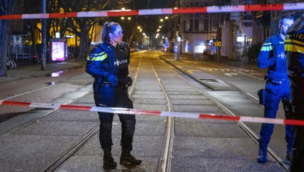 Talačka kriza u Amsterdamu okončana posle šest sati, naoružanog otmičara udario policijski automobil