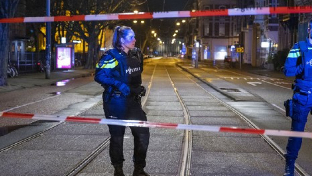 Talačka kriza u Amsterdamu okončana posle šest sati, naoružanog otmičara udario policijski automobil