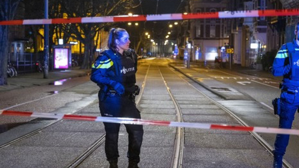 Talačka kriza u Amsterdamu okončana posle šest sati, naoružanog otmičara udario policijski automobil