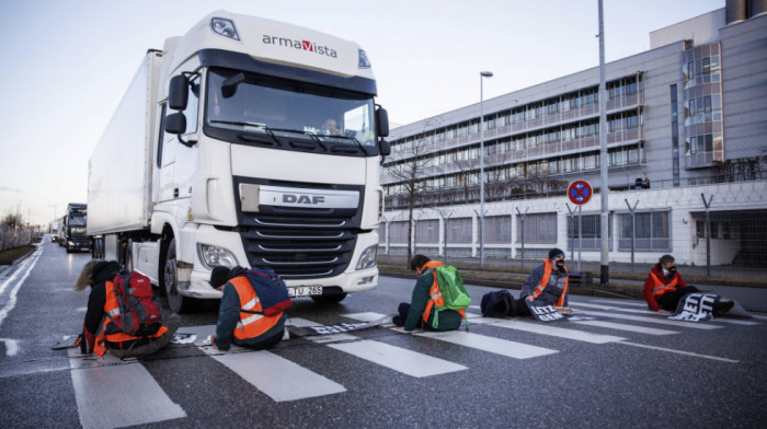 Ekološki aktivisti u Nemačkoj blokirali puteve do aerodroma, lepkom se zalepili za asfalt