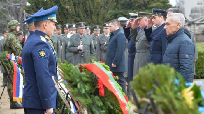 Polaganjem venaca obeležen ruski praznik Dan branioca Otadžbine