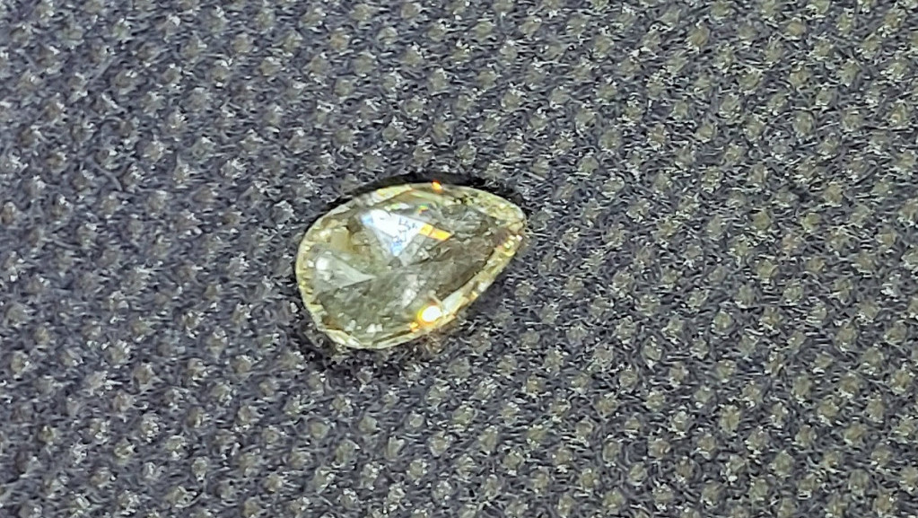 Sprečeno krijumčarenje dragog kamenja - dijamant poslat poštom iz Izraela u pakovanju od usisivača za lišće